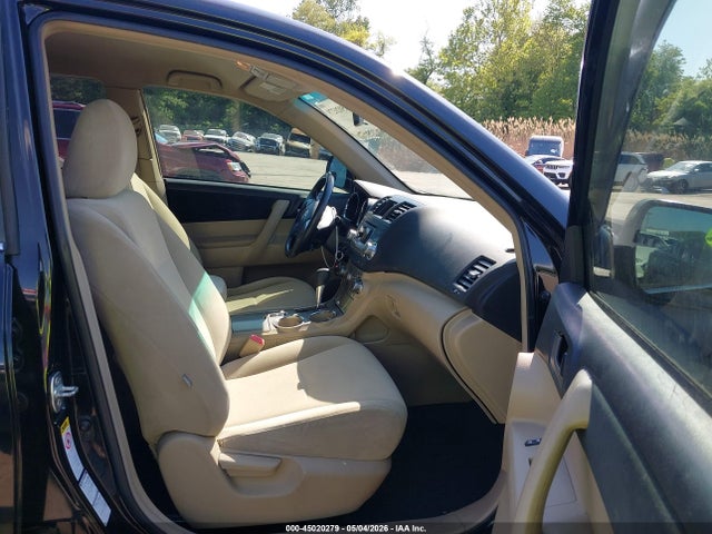 Toyota Highlander Base V6