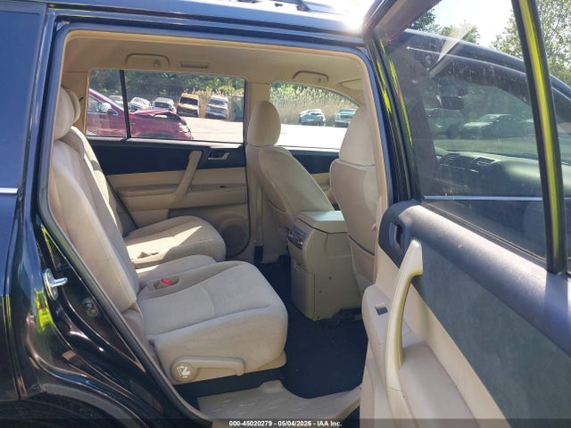Toyota Highlander Base V6
