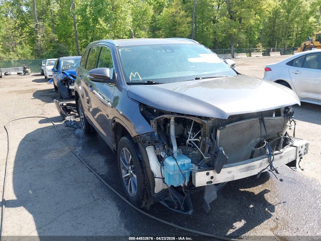 Salvage Toyota Highlander Image