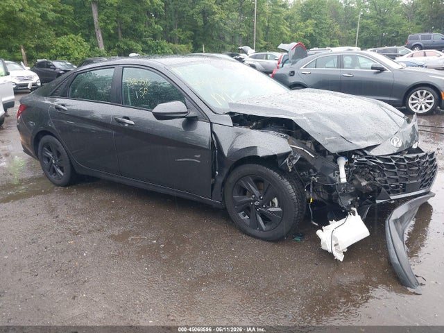 Salvage Hyundai ELANTRA Image