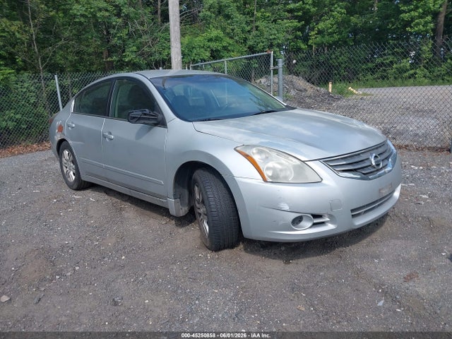 Salvage Nissan Altima Image