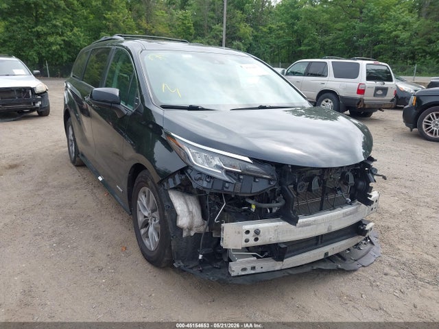 Salvage Toyota Sienna Image