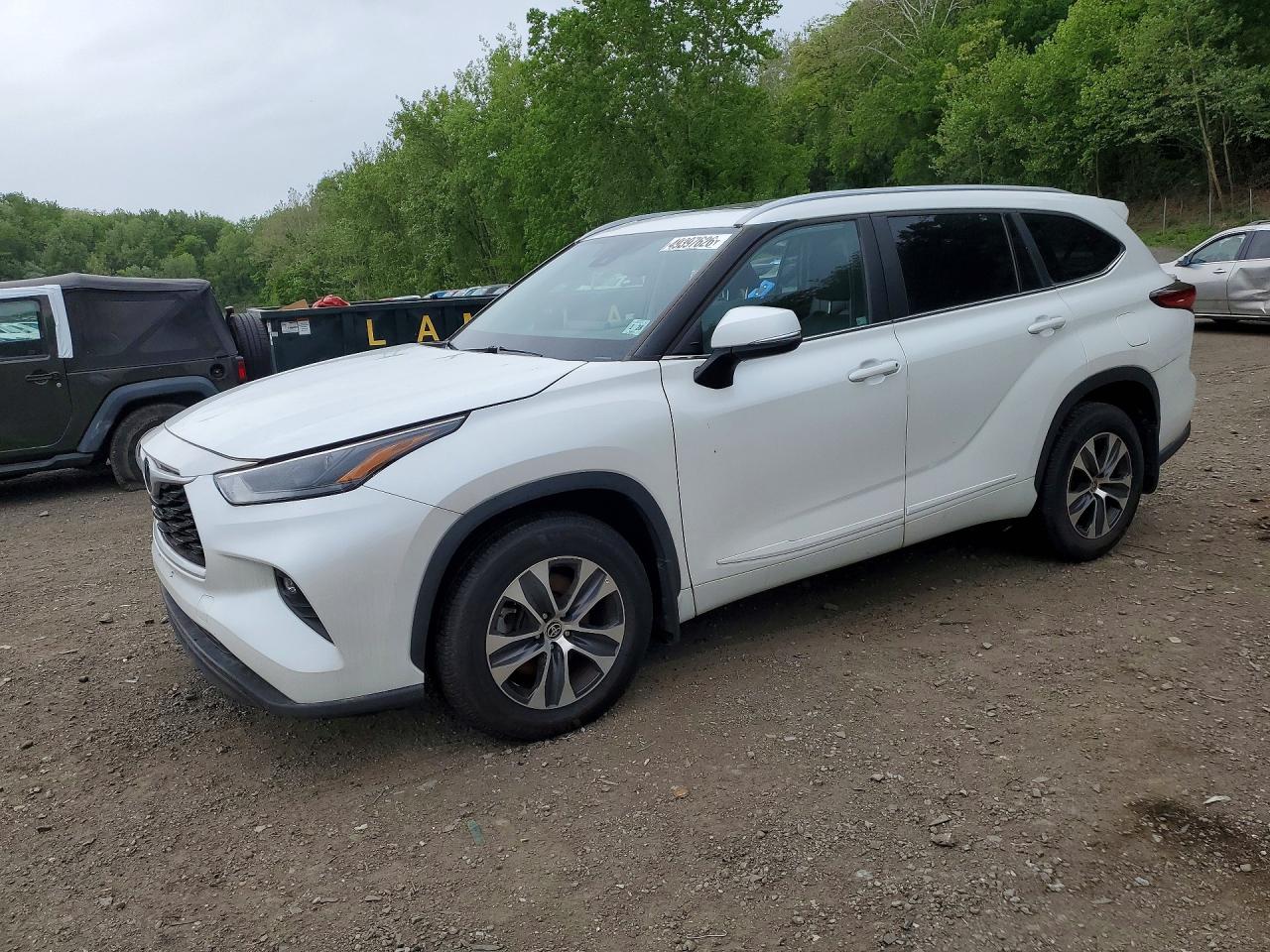 Salvage Toyota Highlander Image