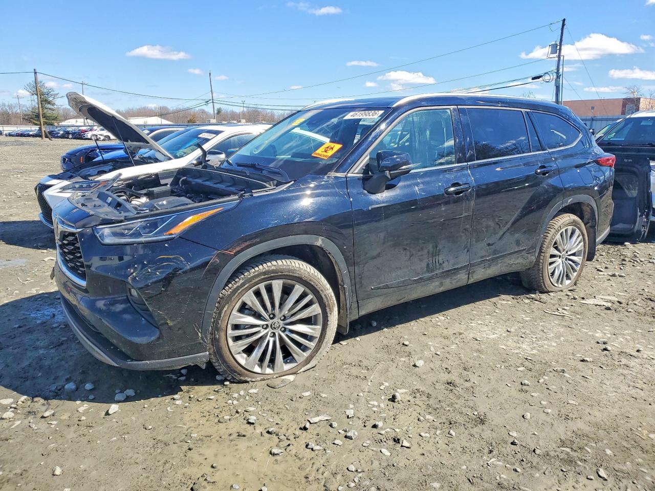 Salvage Toyota Highlander Image