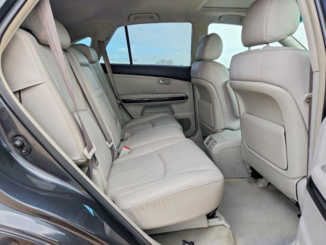 Lexus RX Base