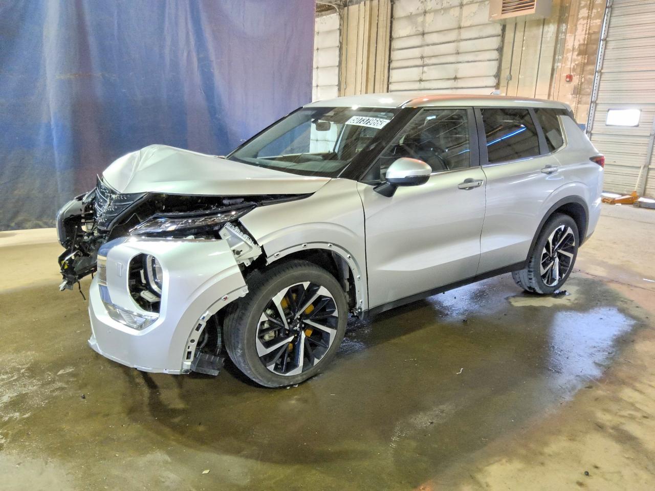 Salvage Mitsubishi Outlander Image