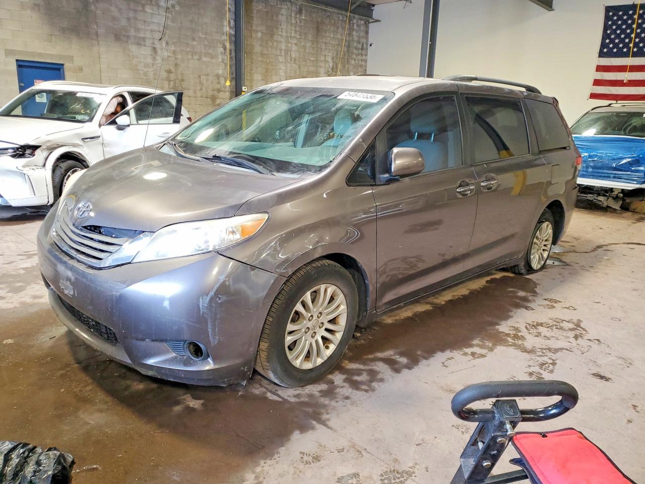 Salvage Toyota Sienna Image
