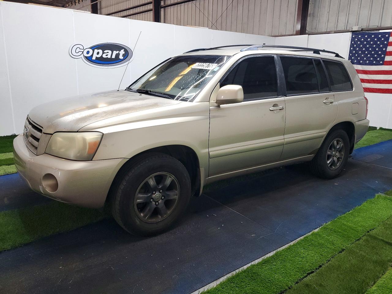 Salvage Toyota Highlander Image