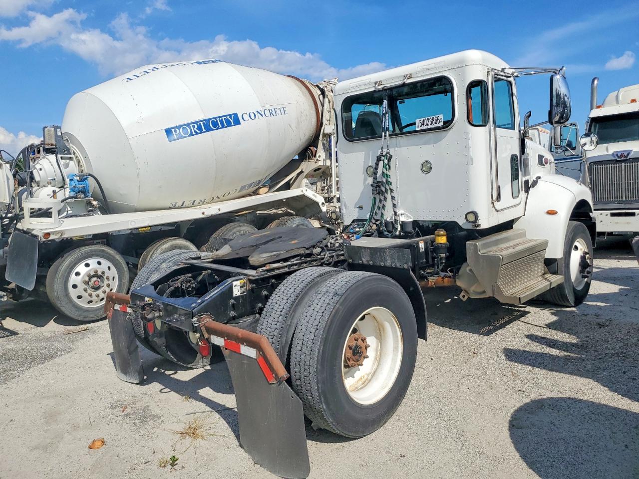 Peterbilt 348
