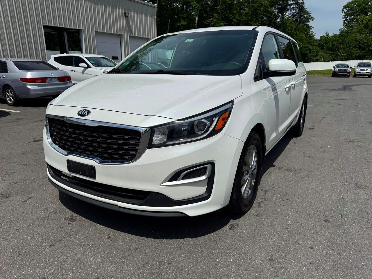 Salvage Kia Sedona Image