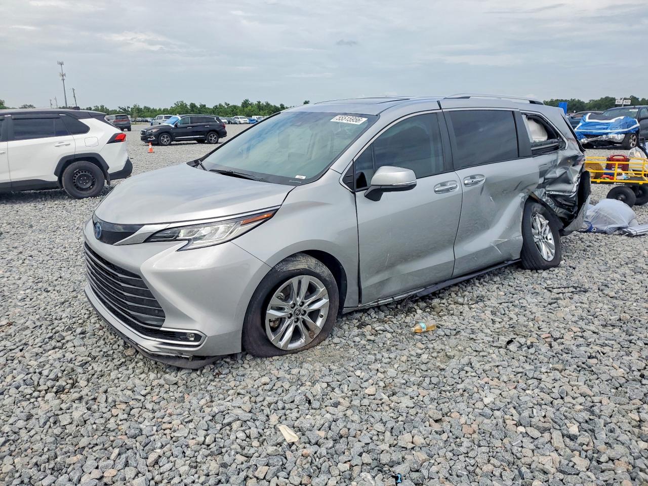 Salvage Toyota Sienna Image
