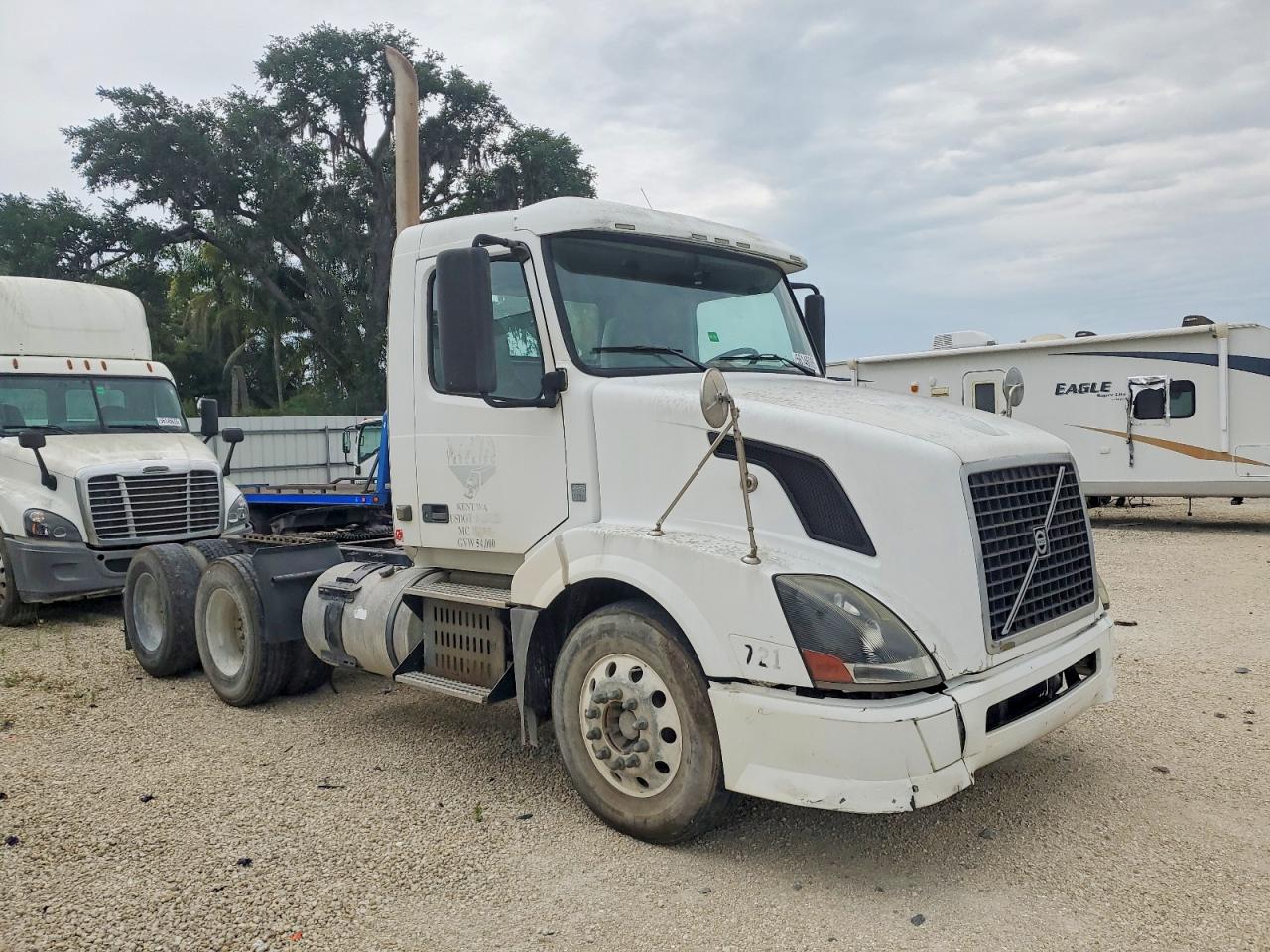 Salvage Volvo Vn Image