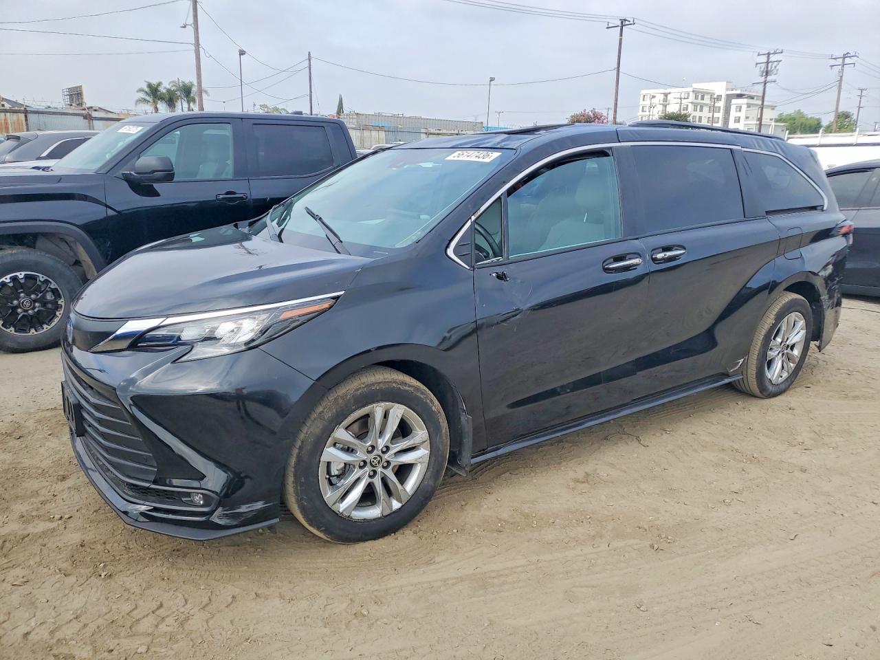 Salvage Toyota Sienna Image