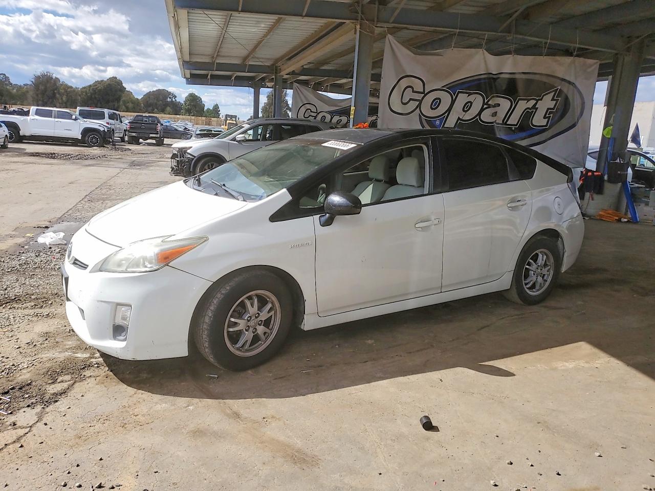 Salvage Toyota Prius Image