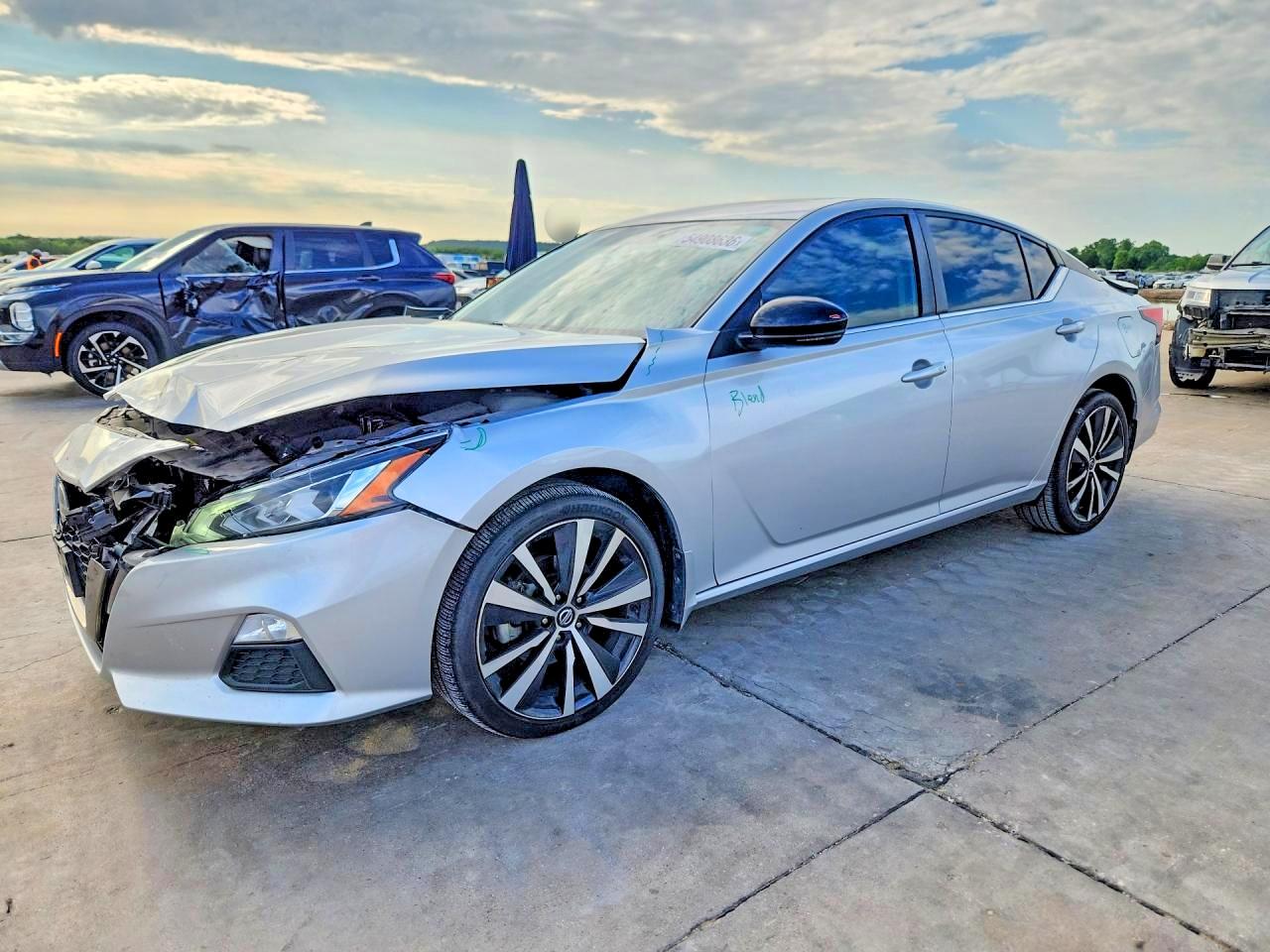 Salvage Nissan Altima Image