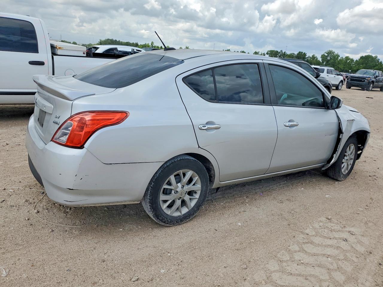 Nissan Versa Sv