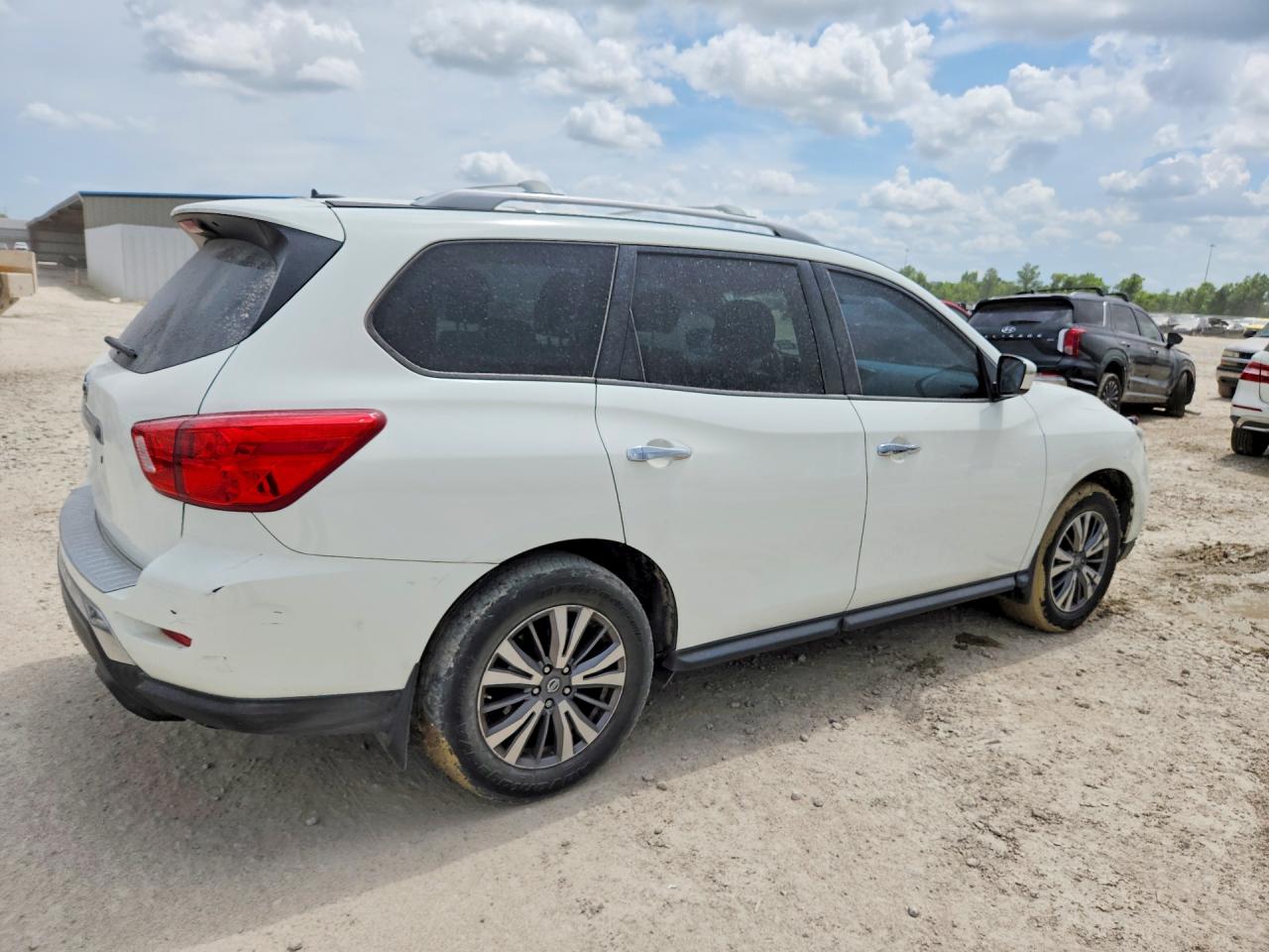 Nissan Pathfinder S