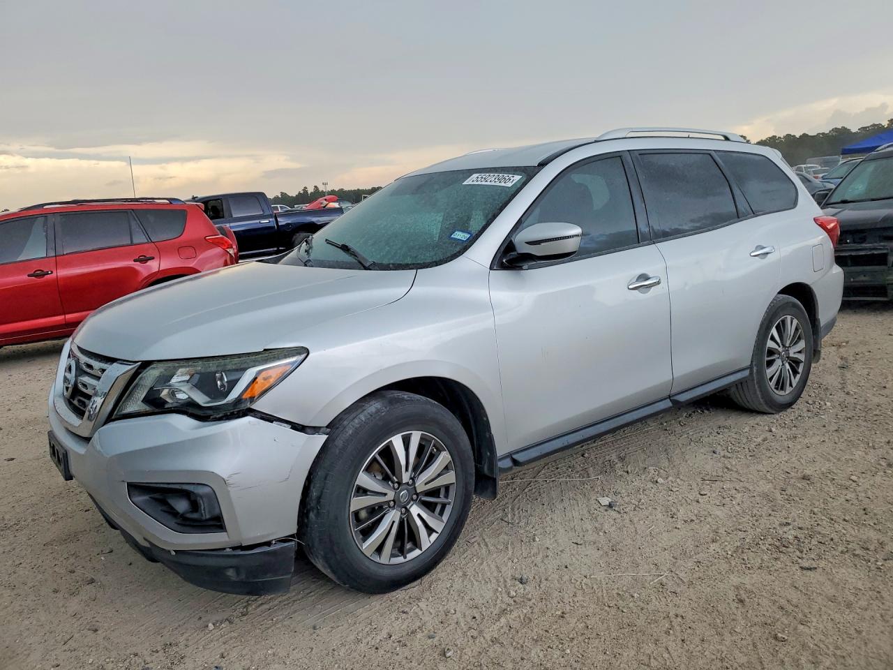 Salvage Nissan Pathfinder Image