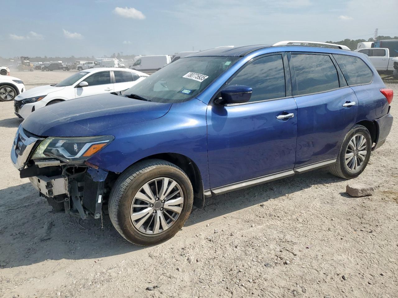 Salvage Nissan Pathfinder Image