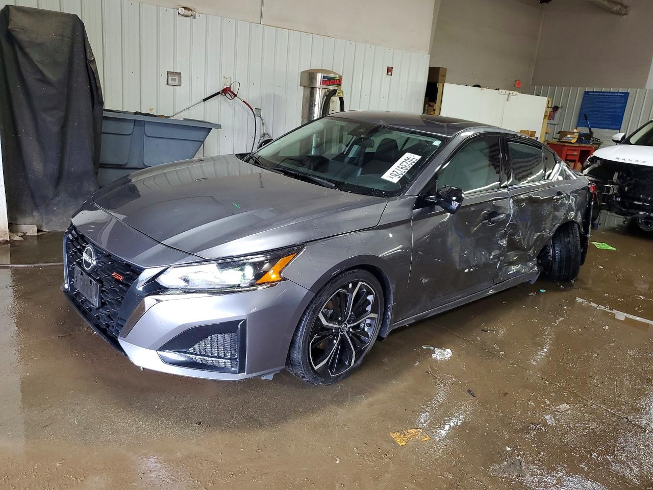 Salvage Nissan Altima Image