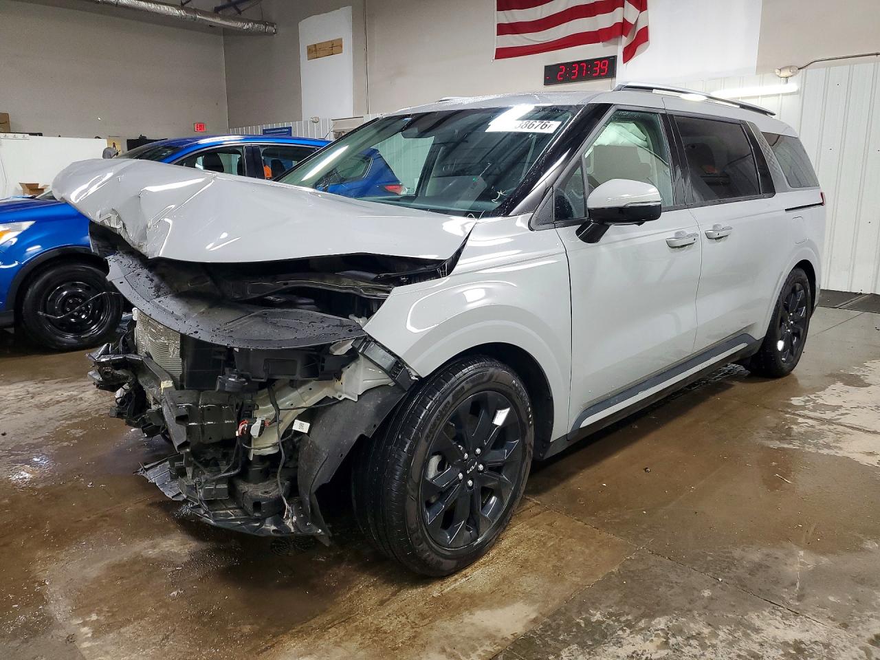 Salvage Kia Carnival Image
