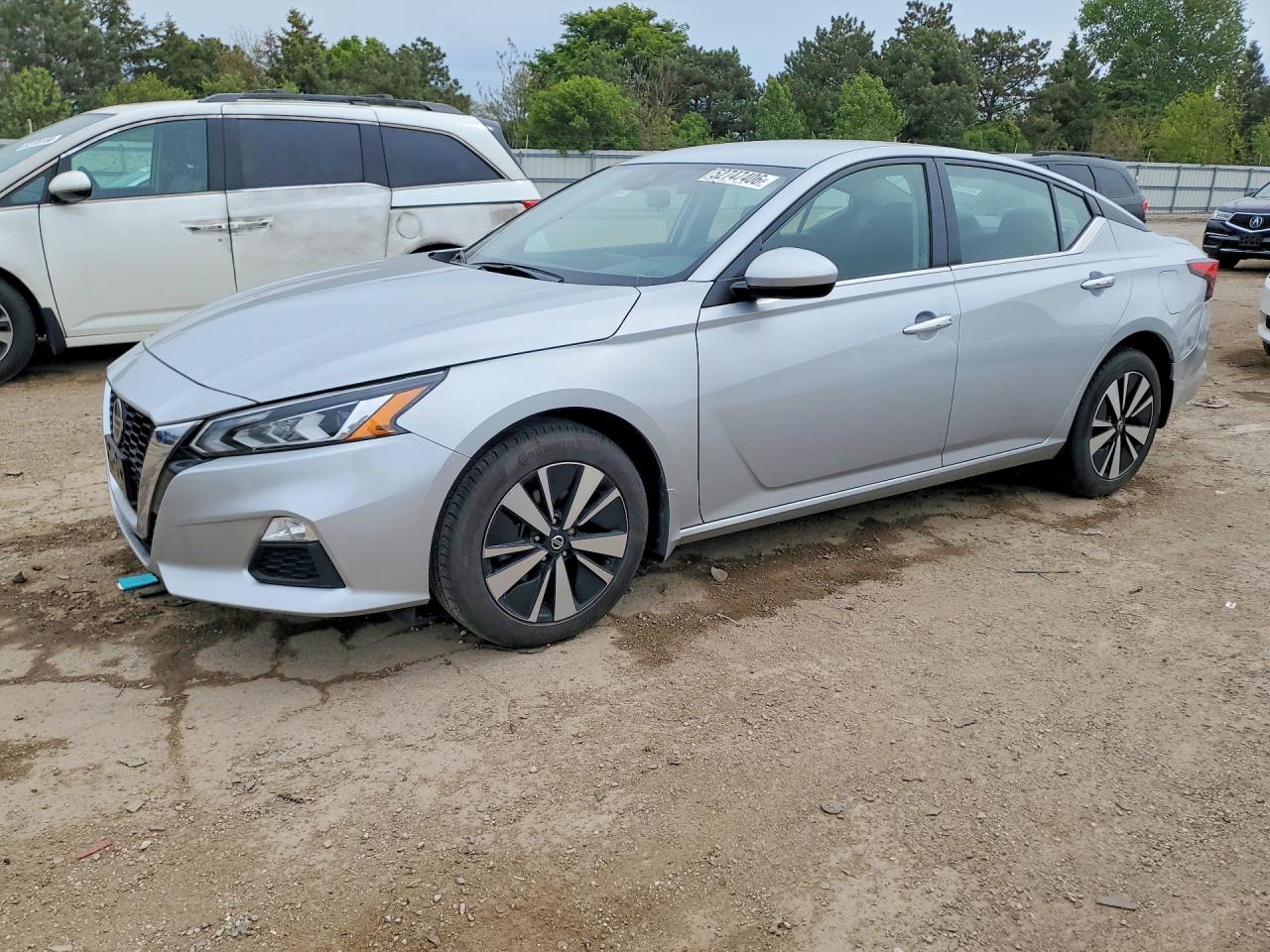 Salvage Nissan Altima Image