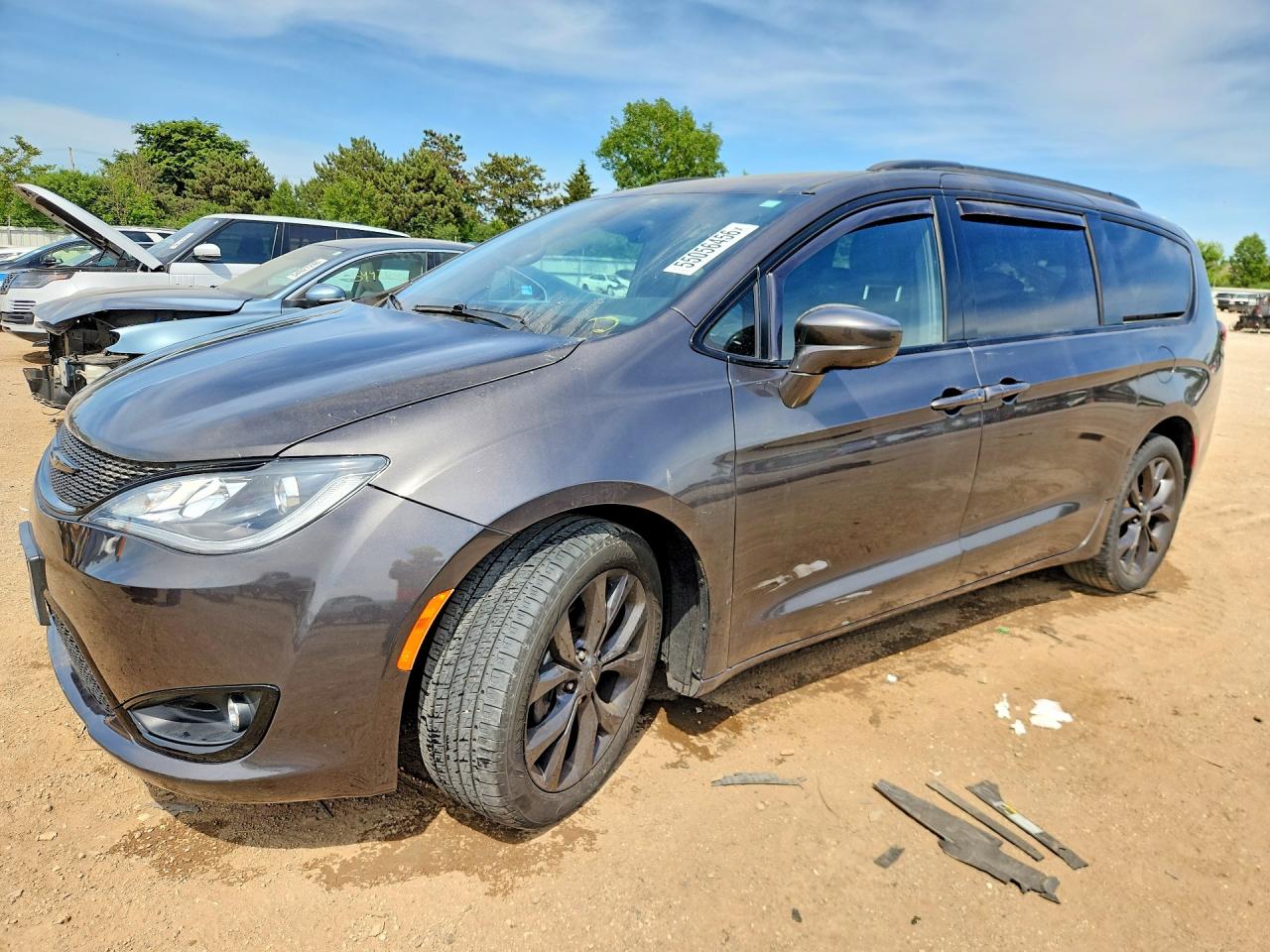 Salvage Chrysler Pacifica Image