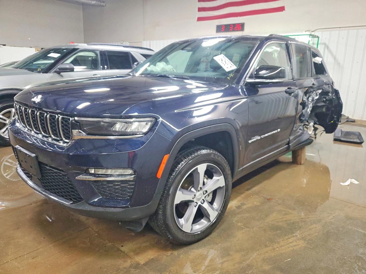 Salvage Jeep Cherokee Image