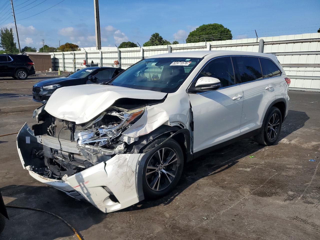 Salvage Toyota Highlander Image