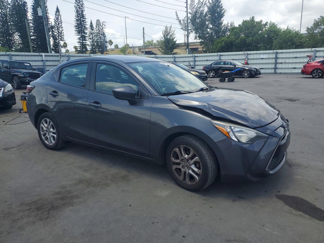 Toyota Yaris Base
