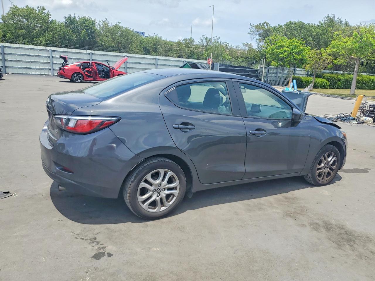 Toyota Yaris Base