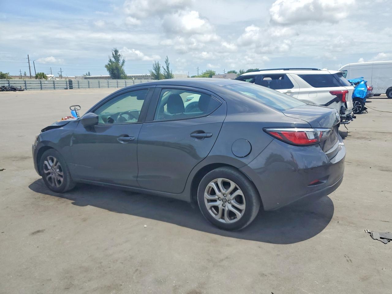 Toyota Yaris Base