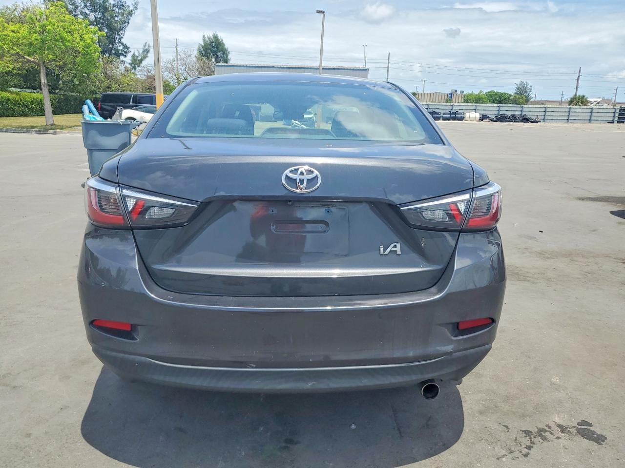 Toyota Yaris Base