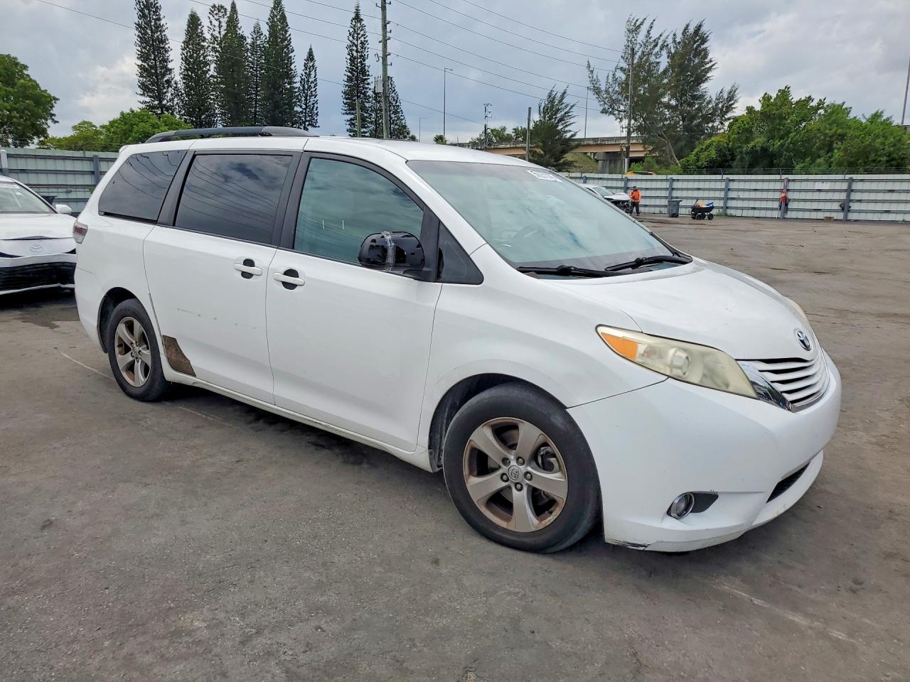 Toyota Sienna Le