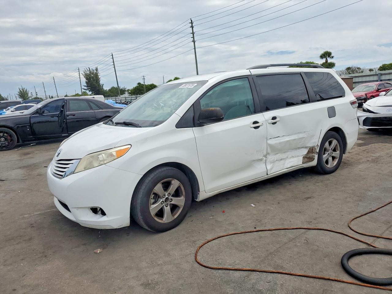 Salvage Toyota Sienna Image
