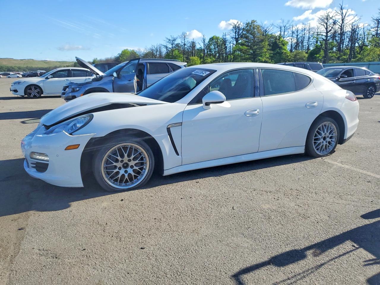 Salvage Porsche Panamera Image