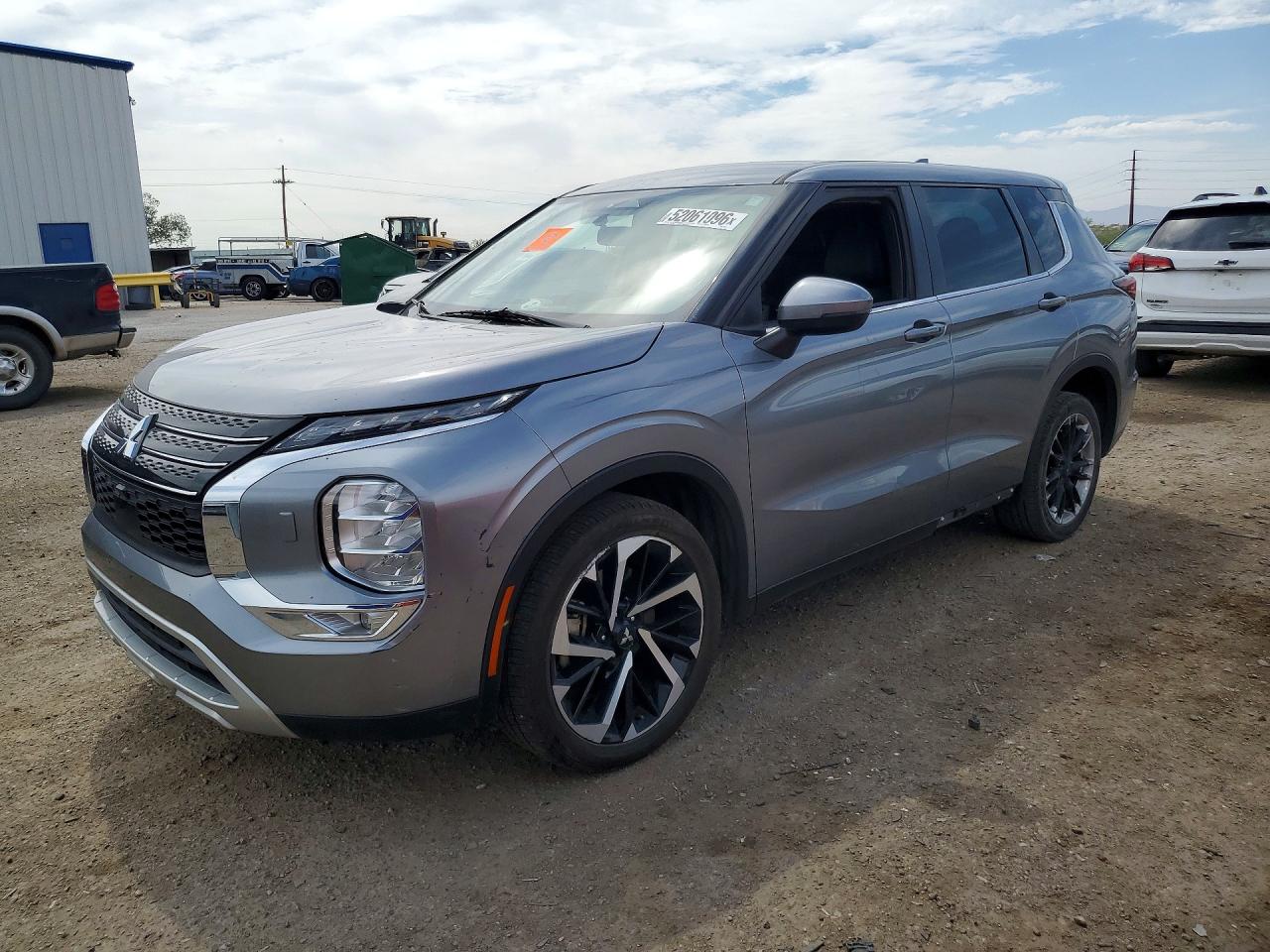 Salvage Mitsubishi Outlander Image