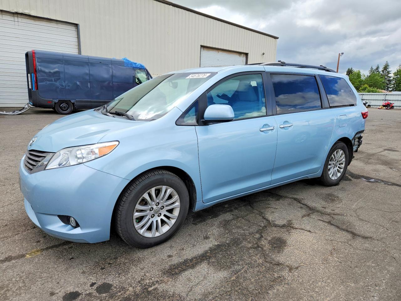 Salvage Toyota Sienna Image