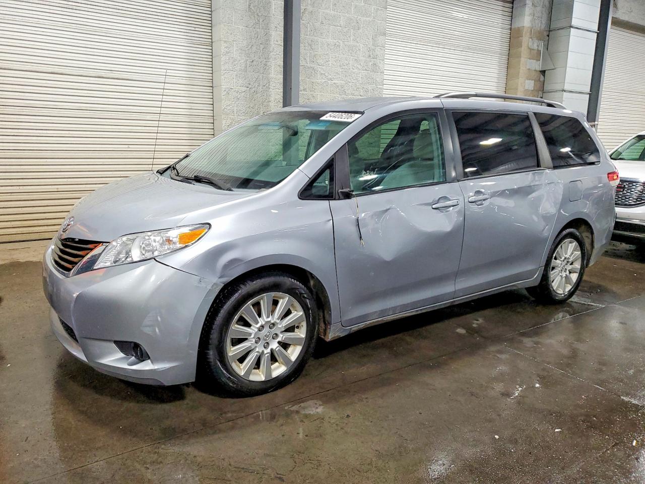 Salvage Toyota Sienna Image
