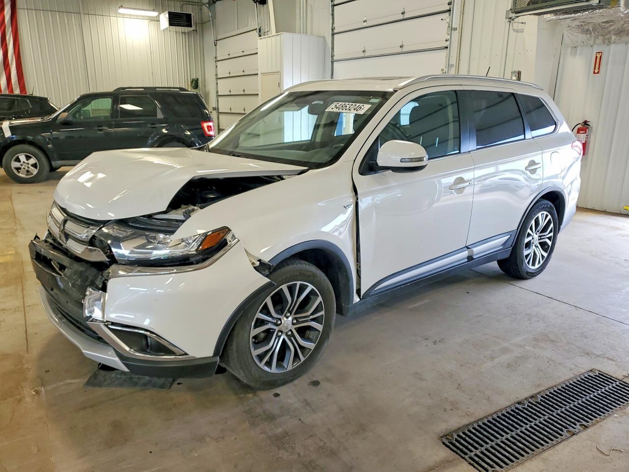 Salvage Mitsubishi Outlander Image