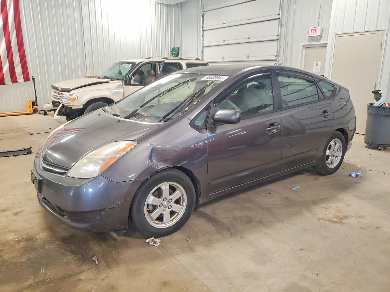 Salvage Toyota Prius Image