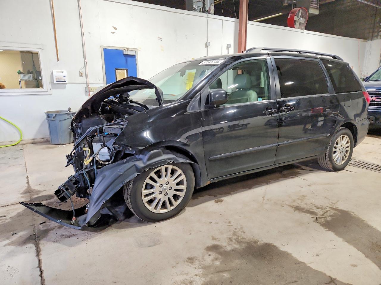 Salvage Toyota Sienna Image