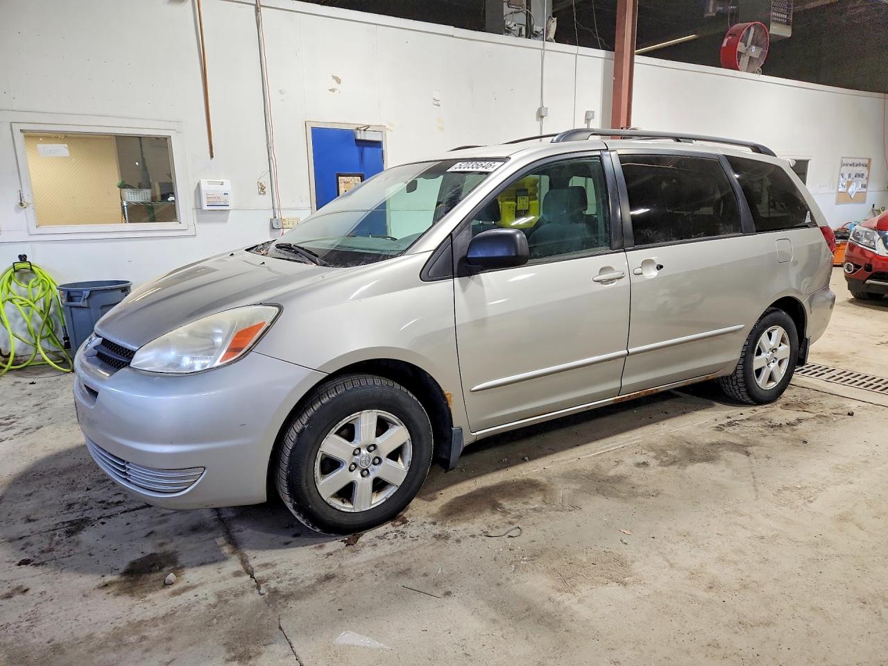 Salvage Toyota Sienna Image