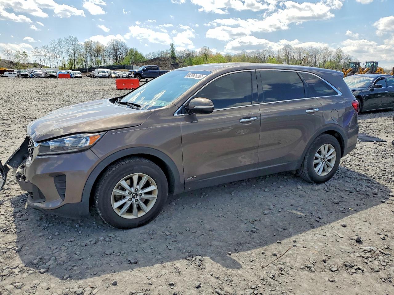 Salvage Kia Sorento Image