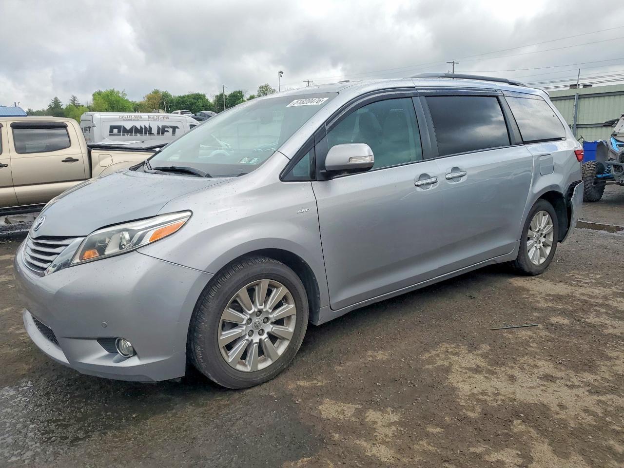 Salvage Toyota Sienna Image