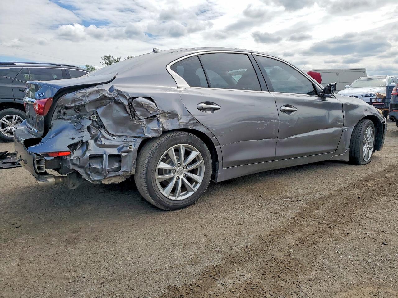 INFINITI Q50 Premium