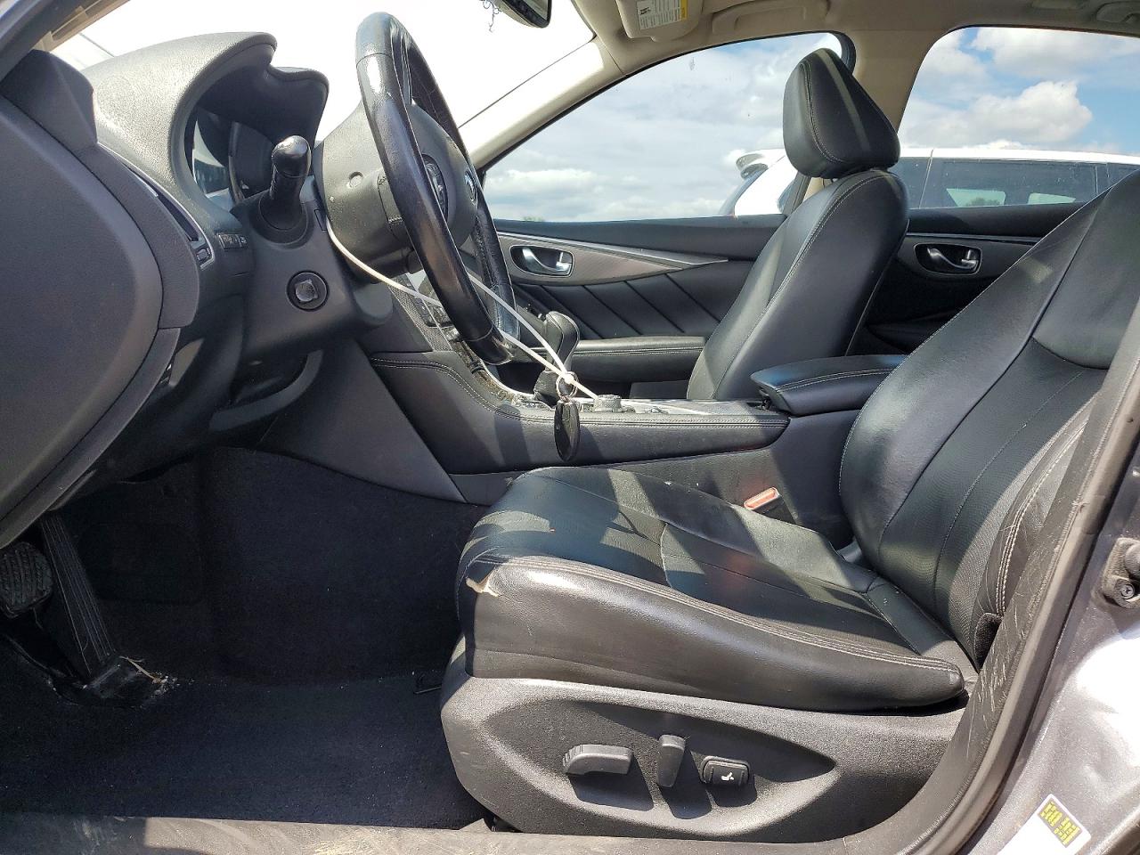 INFINITI Q50 Premium