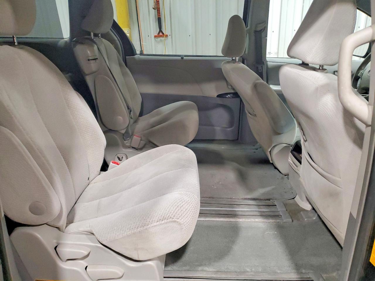 Toyota Sienna Le