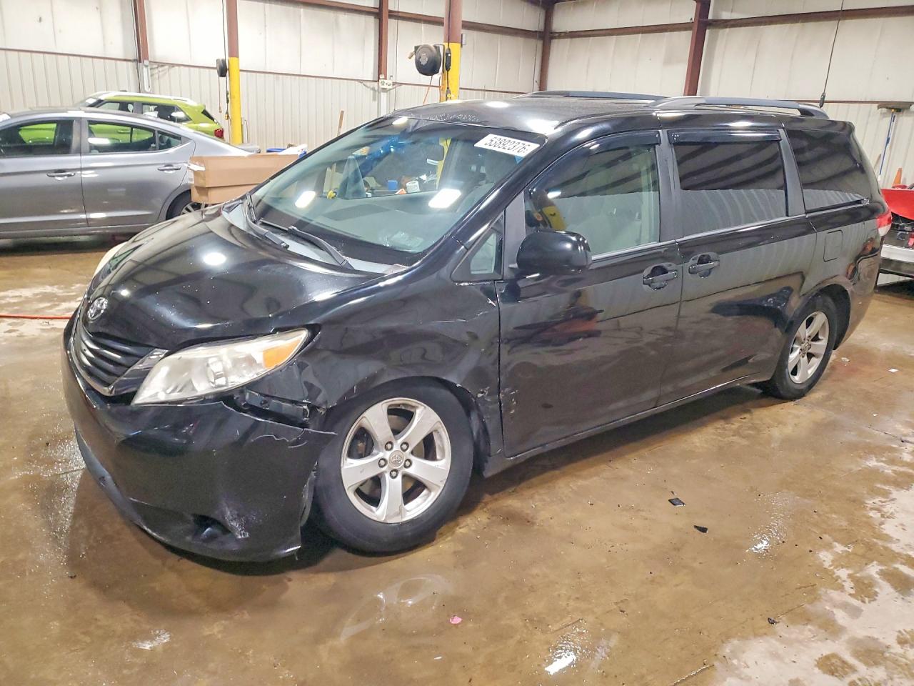 Salvage Toyota Sienna Image
