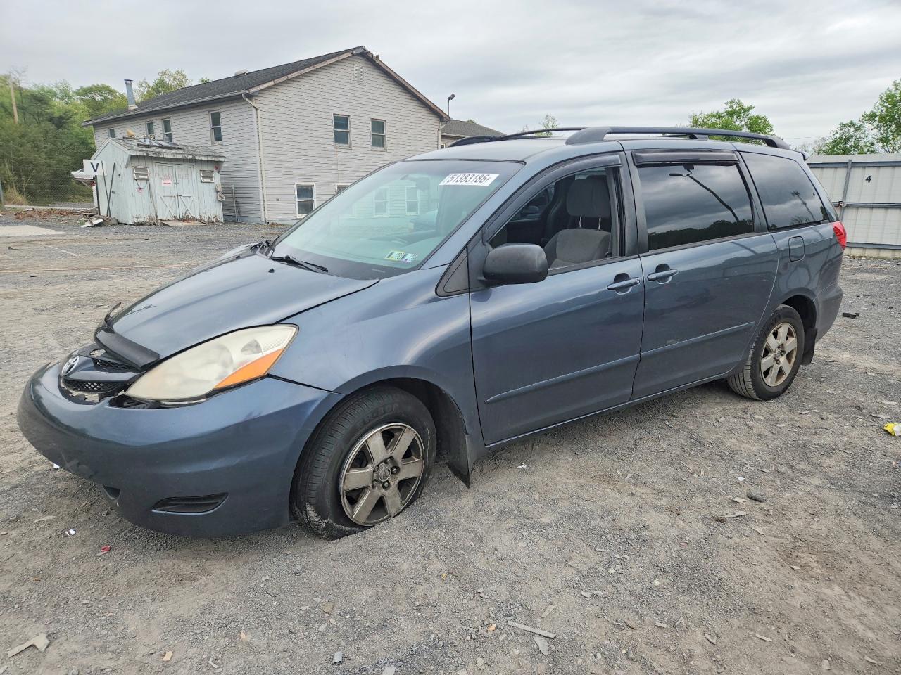 Salvage Toyota Sienna Image